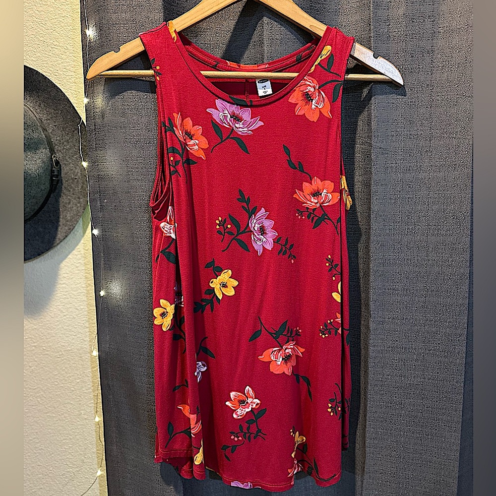 Small comfortable Old Navy red tank with flowers.